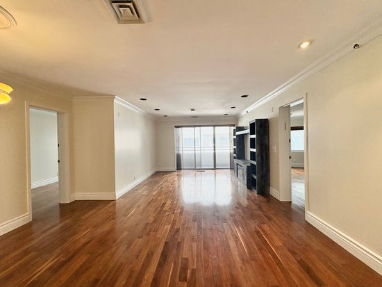 100 Cuttermill Rd APT 3